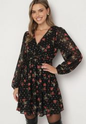 Czarna Rozkloszowana Sukienka Taliowana w Kwiaty z Rękawami ze Ściągaczami Everia. Czarne sukienki damskie Born2be, bez wzorów, eleganckie, bez ramiączek. W wyprzedaży za 152.99 zł.