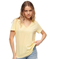 Damska koszulka z haftem i płomieniem v-neck Superdry. Żółte koszulki sportowe damskie Superdry, bez wzorów, bez ramiączek. W wyprzedaży za 115.80 zł.