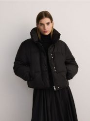 Pikowana kurtka oversize - czarny. Czarne kurtki damskie Reserved, l, bez wzorów, z tkaniny, bez kaptura. W wyprzedaży za 59.99 zł.