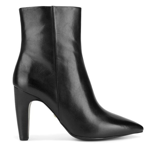 Botki GINO ROSSI. Czarne botki damskie Gino Rossi, bez obcasa, na słupku, bez zapięcia. Za 399.99 zł.