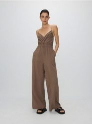 Kopertowy kombinezon z wiskozą - brązowy. Brązowe kombinezony damskie Reserved, l, bez wzorów, z tkaniny, bez kołnierzyka, bez ramiączek. W wyprzedaży za 49.99 zł.