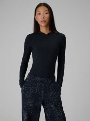4F Longsleeve slim z kapturem damski - czarny S. Czarne koszulki sportowe damskie 4F, l, bez wzorów, z dresówki, bez ramiączek, trekkingowe. Za 169.99 zł.