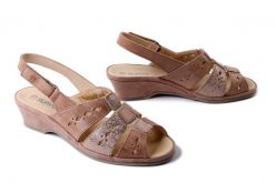 SUAVE 710231-08 beige, sandały damskie. Brązowe sandały damskie Suave, bez wzorów, ze skóry, bez obcasa, na koturnie, bez zapięcia. Za 276.43 zł.