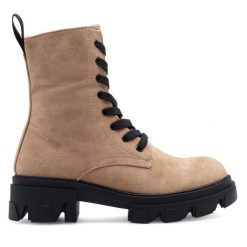 Botki DeeZee. Czerwone botki damskie DeeZee, bez obcasa, na szpilce, bez zapięcia. Za 199.99 zł.