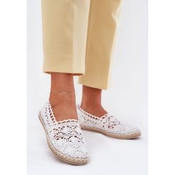 Koronkowe Espadryle Damskie Białe. Białe espadryle damskie bez wzorów, z koronki, bez obcasa. Za 106.94 zł.