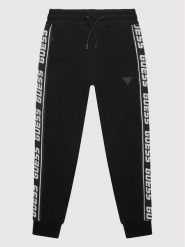 Guess Spodnie dresowe L2YQ48 K6ZS1 Czarny Regular Fit. Czarne spodnie dresowe chłopięce Guess, z bawełny. Za 199.99 zł.