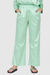 JUICY COUTURE Zielone satynowe spodnie piżamowe w logo. Zielone piżamy damskie Juicy Couture, bez wzorów, z satyny, bez ramiączek. W wyprzedaży za 199.99 zł.