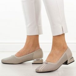Taupe ażurowe skórzane czółenka damskie Vinceza 99203. Szare czółenka damskie VINCEZA, w ażurowe wzory, z jeansu, bez obcasa, na obcasie. Za 239.00 zł.