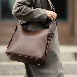 Shopperka Solier FL44 Elara c. brązowa. Brązowe torebki klasyczne damskie Solier, ze skóry, na ramię, bez dodatków. Za 329.00 zł.