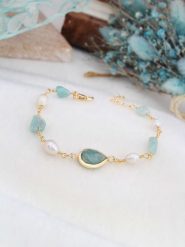 L'Atelier de Gaia Pozłacana bransoletka z perłami i amazonitami rozmiar: onesize. Białe bransoletki damskie L'Atelier de Gaia, pozłacane. Za 95.69 zł.