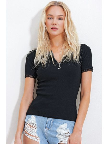 Trend Alacati Koszulka w kolorze czarnym rozmiar: L. Czarne bluzki damskie Trend Alacati, l, bez wzorów, bez kołnierzyka, bez ramiączek. Za 55.95 zł.