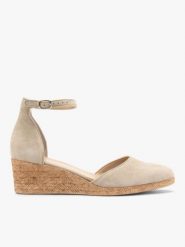 Welurowe czółenka na platformie. Brązowe czółenka damskie Ryłko, bez wzorów, z gumy, z okrągłym noskiem, bez obcasa, na platformie. W wyprzedaży za 299.99 zł.