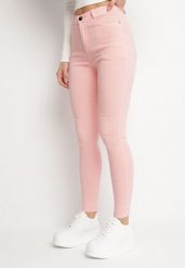 Różowe Dopasowane Jeansy z Bawełną i Wysokim Stanem Valrievia. Czerwone jeansy damskie Born2be, z aplikacjami, z bawełny, z podwyższonym stanem. Za 49.99 zł.