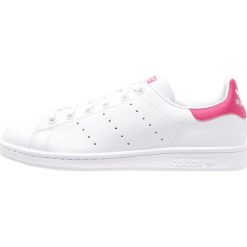 Adidas Originals STAN SMITH Tenisówki i Trampki white/bold pink. Białe buty sportowe dziewczęce Adidas Originals, z materiału. W wyprzedaży za 215.20 zł.