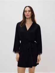 Szlafrok z koronką - czarny. Czarne szlafroki damskie Reserved, bez wzorów, z koronki, bez kaptura. Za 119.99 zł.