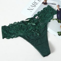 Stringi z koronkową gumką na co dzień Roswitha. Czerwone stringi Intica, bez wzorów, z koronki. Za 69.00 zł.