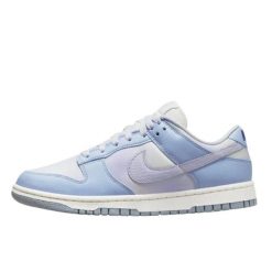 Buty do chodzenia dla dorosłych Nike Dunk Low White Blue Airbrush. Szare obuwie sportowe damskie Nike, bez zapięcia, trekkingowe. W wyprzedaży za 836.15 zł.