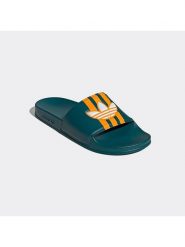 Adidas Klapki "Adilette" w kolorze zielonym rozmiar: 40,5. Zielone klapki damskie Adidas, bez wzorów, z otwartym noskiem, bez obcasa, bez zapięcia. Za 166.49 zł.