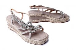 ALMA EN PENA V241010 suede taupe, sandały damskie. Szare sandały damskie Alma En Pena, bez wzorów, bez obcasa, na koturnie, bez zapięcia. Za 347.94 zł.