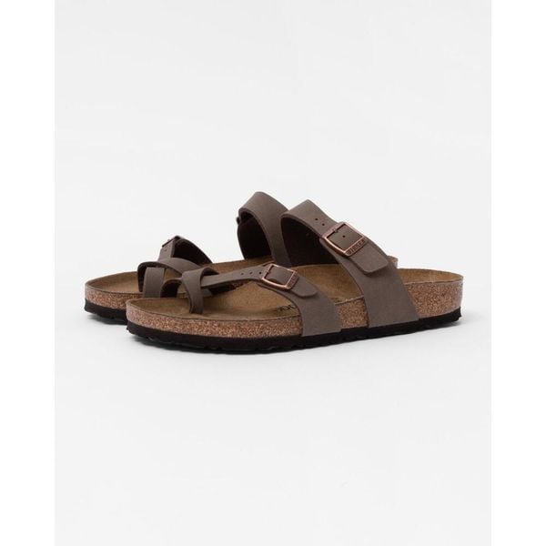 Klapki unisex Birkenstock 071061. Brązowe klapki damskie Birkenstock, bez wzorów, z materiału, bez obcasa, bez zapięcia. Za 697.00 zł.