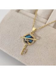 Nakkash Pozłacany naszyjnik z zawieszką - dł. 42 cm rozmiar: onesize. Żółte naszyjniki damskie Nakkash, z cyrkonią, pozłacane. Za 91.34 zł.