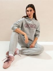 Dresowe spodnie jogger z napisem GEORGIA - szary. Szare spodnie sportowe damskie Sinsay, l, bez wzorów, z dresówki. Za 29.99 zł.