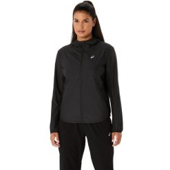 Damska kurtka wodoodporna Asics Core. Czarne kurtki damskie Asics, na zimę, uniwersalny, bez wzorów, z materiału. Za 305.85 zł.