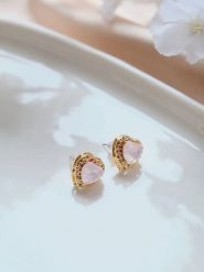 Heliophilia Kolczyki-wkrętki z cyrkoniami rozmiar: onesize. Różowe kolczyki damskie Heliophilia, z cyrkonią, metalowe. Za 61.46 zł.