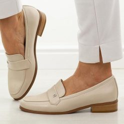 Beżowe mokasyny damskie Potocki 12786. Brązowe mokasyny damskie POTOCKI, na jesień, z jeansu, bez obcasa. Za 189.00 zł.