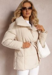Jasnobeżowa Pikowana Kurtka z Paskiem w Talii i Szerokim Kołnierzem Fusteni. Brązowe kurtki damskie Renee, na zimę, l, bez wzorów, z materiału, bez kaptura. Za 239.99 zł.