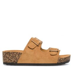 Klapki Clara Barson. Brązowe klapki damskie Clara Barson, bez wzorów, bez obcasa, bez zapięcia. Za 55.99 zł.