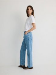 Jeansy straight leg z haftem - niebieski. Niebieskie jeansy damskie Reserved. W wyprzedaży za 159.99 zł.