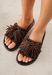 Czarne Klapki w Stylu Boho Zdobione Frędzlami Stavania. Czarne klapki damskie Born2be, z aplikacjami, z jeansu, bez obcasa, na płaskiej podeszwie, bez zapięcia. Za 99.99 zł.