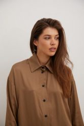 Luźna koszula z satyny w kolorze SHADE OF GOLD - LACERTA-M/L. Żółte koszule damskie Marsala, l, bez wzorów, z jeansu, biznesowe, bez kołnierzyka, bez ramiączek. Za 419.90 zł.