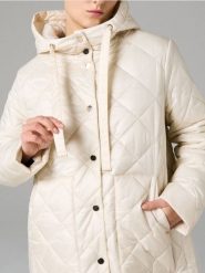 Pikowany płaszcz z regulowanym kapturem - kremowy. Białe płaszcze damskie Sinsay, l, bez wzorów. Za 89.99 zł.