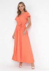 Pomarańczowa Elegancka Sukienka Maxi w Plisy z Kopertowym Dekoltem i Wiązaniem Thessi. Brązowe sukienki damskie Born2be, bez wzorów, eleganckie, bez ramiączek. W wyprzedaży za 76.49 zł.