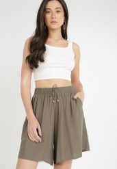 Ciemnozielone Szorty Merella. Zielone szorty damskie Born2be, bez wzorów, z koronki. Za 29.99 zł.