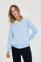 Bluza wkładana przez głowę błękitna. Niebieskie bluzy damskie MOODO, m, bez wzorów, z bawełny, bez kaptura. Za 139.99 zł.