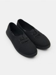 Trampki wsuwane z okrągłym noskiem - czarny. Czarne trampki damskie Sinsay, bez wzorów, bez zapięcia. W wyprzedaży za 11.99 zł.