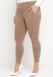 Ciemnobeżowe Spodnie z Gumką w Talii i Prostymi Nogawkami Lotlipa. Brązowe spodnie materiałowe damskie Born2be, bez wzorów, z jeansu. Za 44.99 zł.