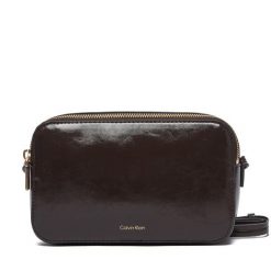 Torebka Calvin Klein. Brązowe listonoszki damskie Calvin Klein, bez wzorów, bez dodatków. Za 409.99 zł.