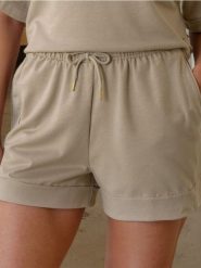 Szorty dresowe z wiązaniem soft touch - beżowy. Brązowe spodenki sportowe damskie Sinsay, l, bez wzorów, z dresówki. W wyprzedaży za 33.99 zł.