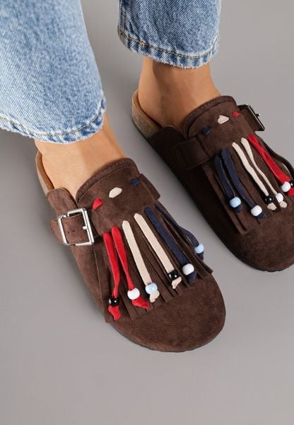 Brązowe Klapki Mule w Stylu Boho z Ozdobnymi Frędzlami Varre. Brązowe klapki damskie Born2be, bez wzorów, z jeansu, bez obcasa, na płaskiej podeszwie, bez zapięcia. Za 89.99 zł.