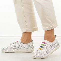 Białe skórzane półbuty damskie barefoot Jezzi Ol38-5. Białe półbuty damskie Jezzi, na jesień, w ażurowe wzory, z jeansu, bez obcasa, na płaskiej podeszwie, bez zapięcia. Za 239.00 zł.