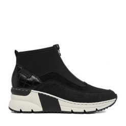 Botki Rieker. Czarne botki damskie Rieker, bez obcasa, na koturnie, bez zapięcia. Za 329.99 zł.