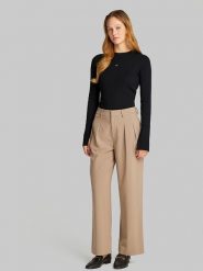 CALVIN KLEIN JEANS Koszulka w kolorze czarnym rozmiar: L. Czarne bluzki damskie Calvin Klein Jeans, l, bez wzorów, z jeansu, bez kołnierzyka, bez ramiączek. Za 109.78 zł.