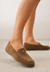 Ciemnobeżowe Mokasyny VICES ze Skórzaną Wkładką i Metalową Ozdobą Aquilin. Brązowe mokasyny damskie Born2be, z materiału, z okrągłym noskiem, bez obcasa. Za 89.99 zł.