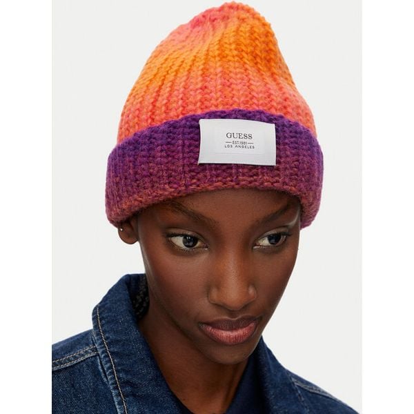 Czapka Guess. Czapki damskie Guess, na zimę, z aplikacjami. Za 139.99 zł.