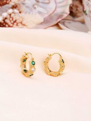 L'Atelier de Gaia Pozłacane kolczyki-kreole z cyrkoniami rozmiar: onesize. Zielone kolczyki damskie L'Atelier de Gaia, z cyrkonią, pozłacane. Za 82.83 zł.