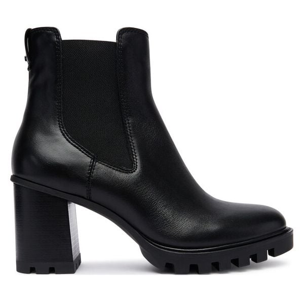 Botki Tamaris. Czarne botki damskie Tamaris, bez obcasa, na słupku, bez zapięcia. Za 399.99 zł.